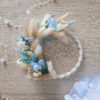 Petite couronne murale avec fleurs séchées