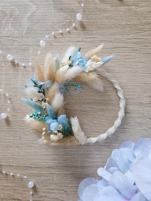 Petite couronne murale avec fleurs séchées