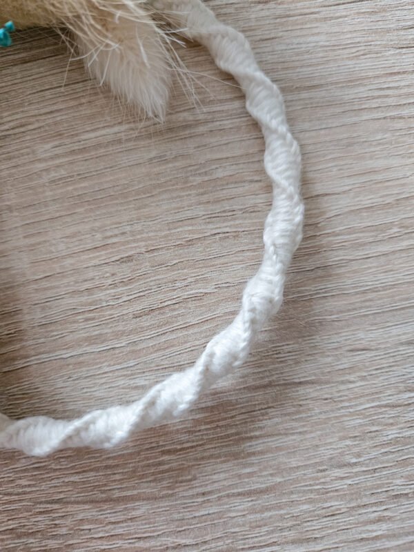 Petite couronne murale avec fleurs séchées