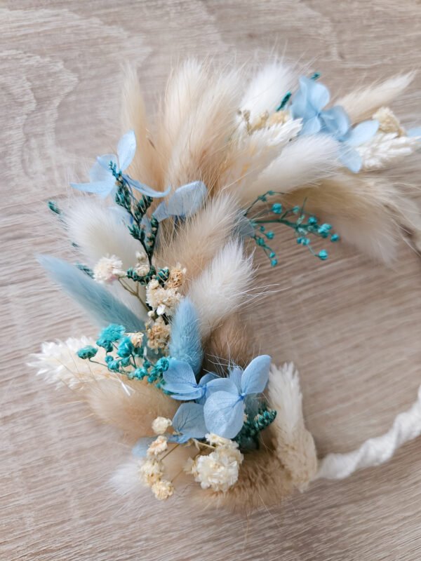 Petite couronne murale avec fleurs séchées