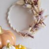 Couronne murale avec fleurs séchées