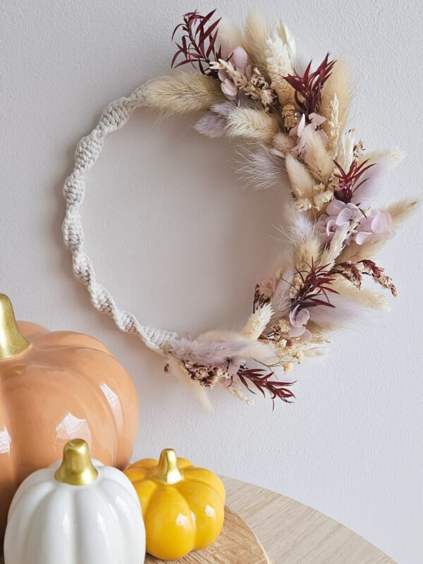 Couronne murale avec fleurs séchées