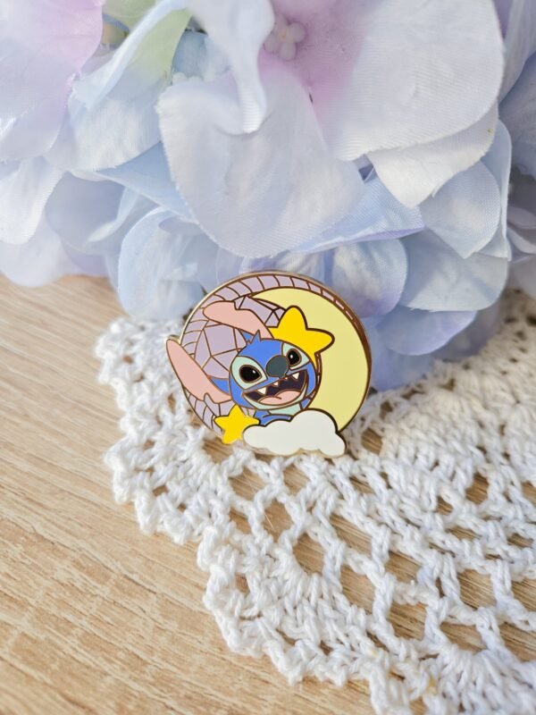 Pins alien bleu inspiré d’un personnage de dessin animé