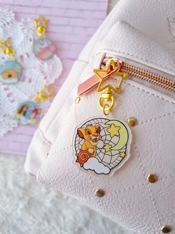 Porte-clefs acrylique lion inspiré d'un dessin animé