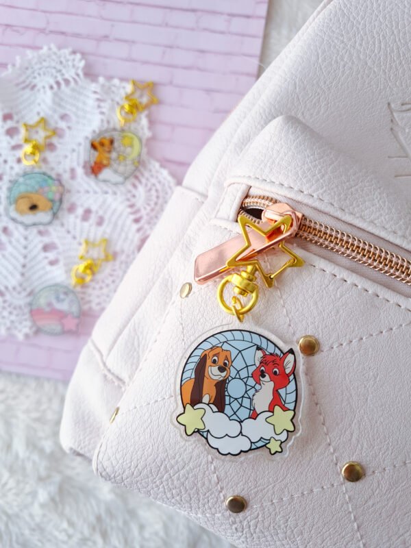 Porte-clefs acrylique chien et renard inspiré d'un dessin animé