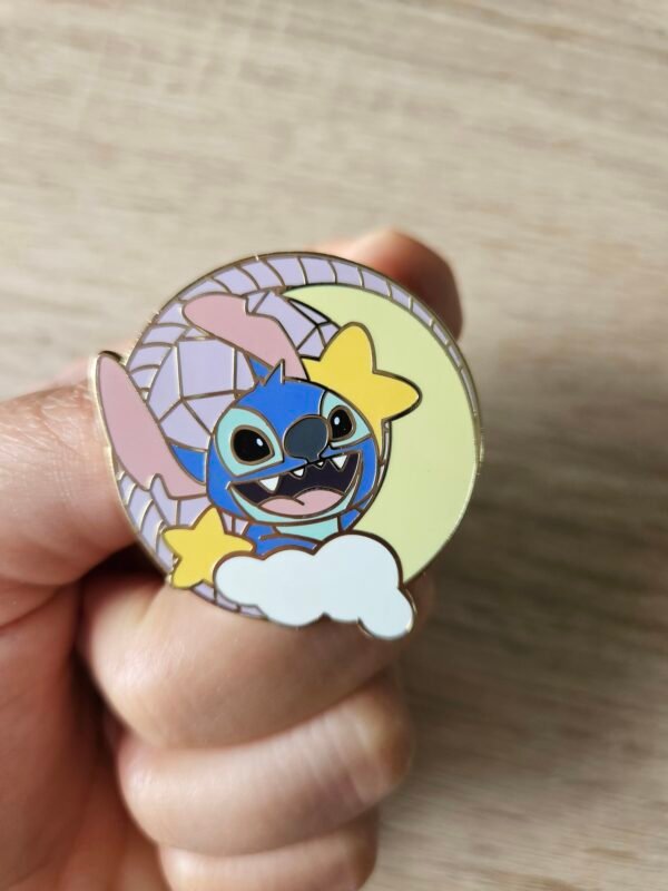 Pins alien bleu inspiré d’un personnage de dessin animé