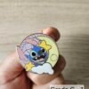 Pins alien bleu inspiré d’un personnage de dessin animé
