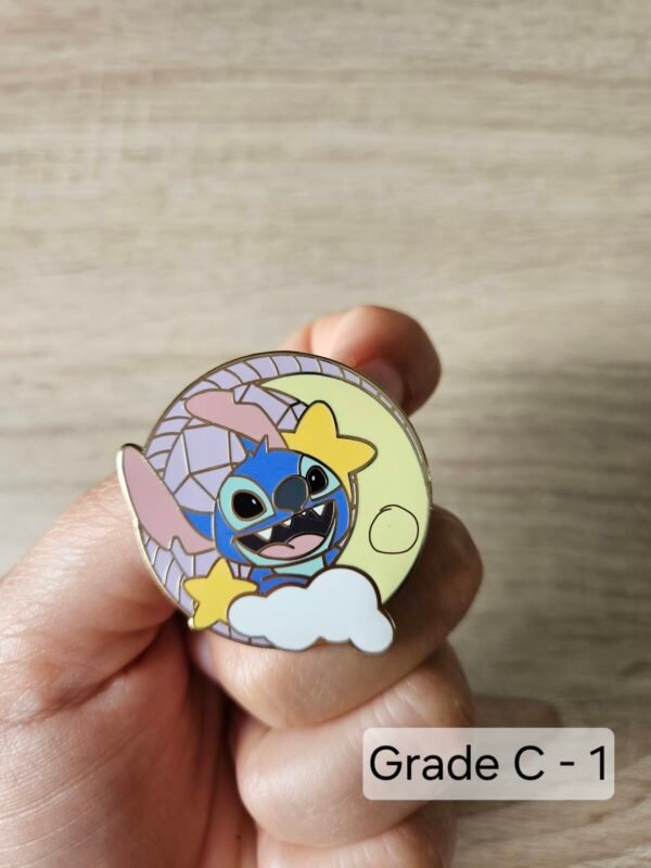 Pins alien bleu inspiré d’un personnage de dessin animé