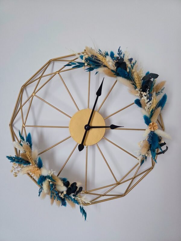 Horloge murale géométrique dorée et fleurs séchées