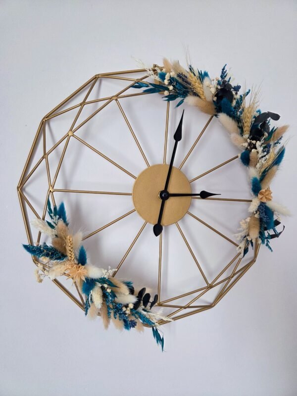 Horloge murale géométrique dorée et fleurs séchées